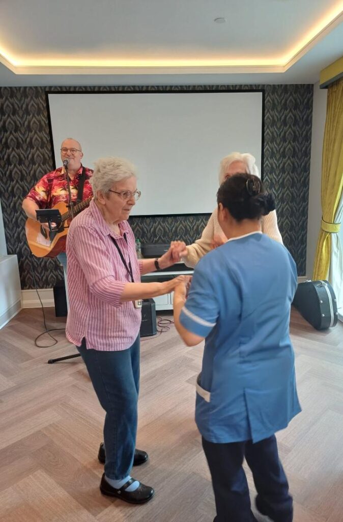 residents-an-staff-dancing