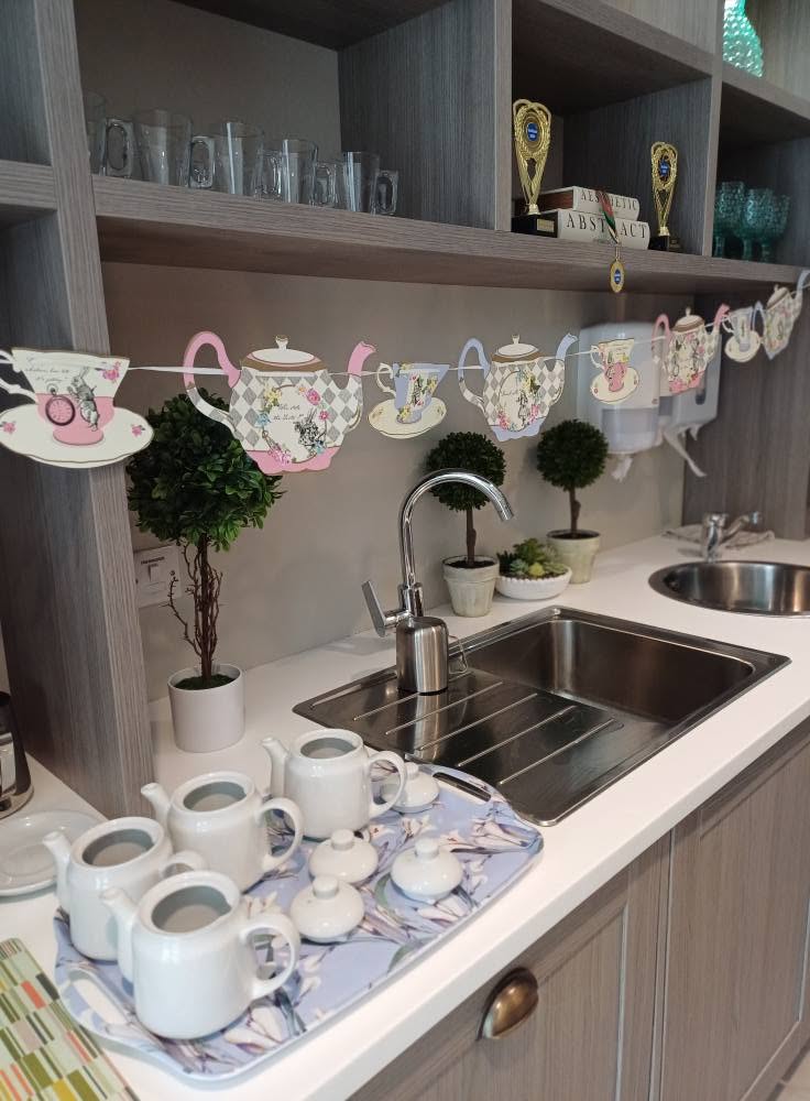 mad-hatte-tea-party-decorations